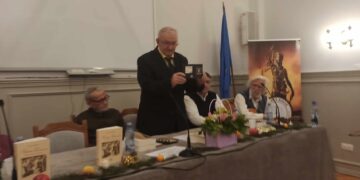 Aur de la cenaclul Baroului Bihor. Poetul Ioan Moldovan a jucat fotbal la „U” Cluj, a lucrat la o fabrică de bomboane, a intrat primul la Filologie la UBB după un eșec, visa să fie regizor de film