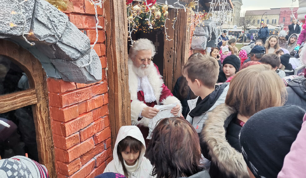 1.200 de pachete cu dulciuri în Târgul de Crăciun Oradea. Chiar Moșul le va împărți