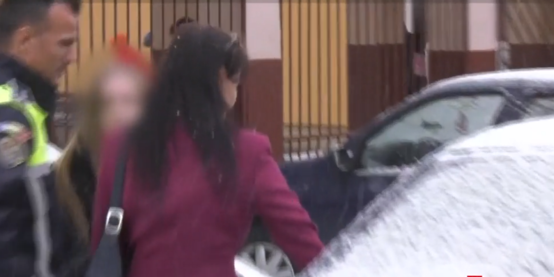 Băiatul de 15 ani de la Vuia, prieten cu adolescenta care l-a înjunghiat pe pedagog, a adus un cuțit la școală și s-a pozat pe rețele. Reținut și eliberat