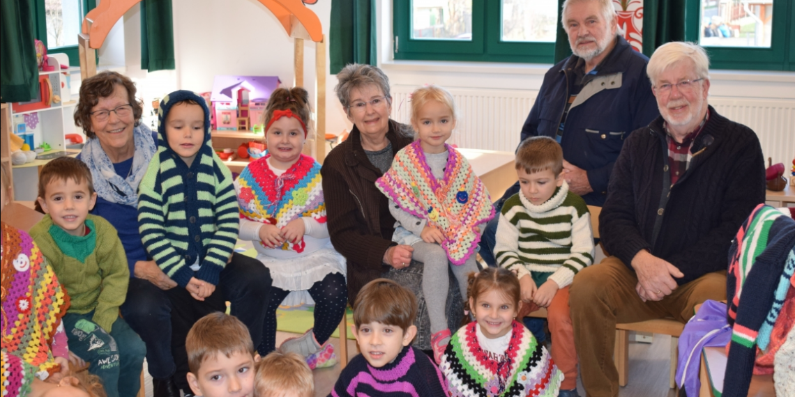 Povestea bunicuțelor din Olanda care an de an tricotează pentru 250 de copii din Bihor
