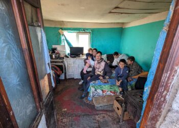 Fotograful care a reușit să aducă zâmbetul pe chipul a 40 de copii din zona Tărian. Alți copii îl așteaptă pe Moș Crăciun cu sprijinul nostru