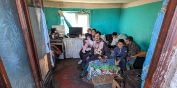 Fotograful care a reușit să aducă zâmbetul pe chipul a 40 de copii din zona Tărian.  Alți copii îl așteaptă pe Moș Crăciun cu sprijinul nostru