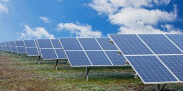 Încă un pas spre independența energetică. Municipiul din Bihor care e între primele din țară la depunerea proiectului pentru parcul fotovoltaic