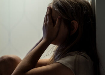 Batjocorită de tată. Un polițist local și-a agresat sexual fetița de 11 ani