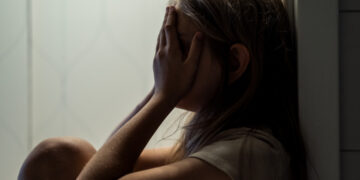 Batjocorită de tată. Un polițist local și-a agresat sexual fetița de 11 ani