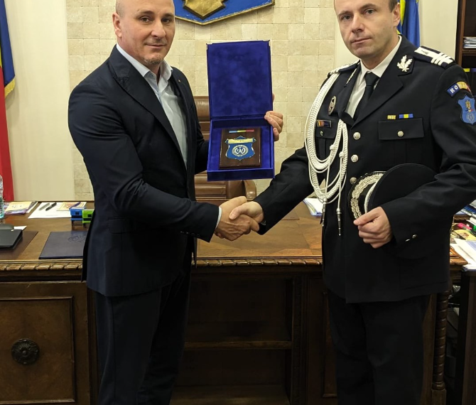 Prefectul Țiplea, premiat de Serviciul de Telecomunicații Speciale pentru eforturile depuse în protejarea intereselor naționale