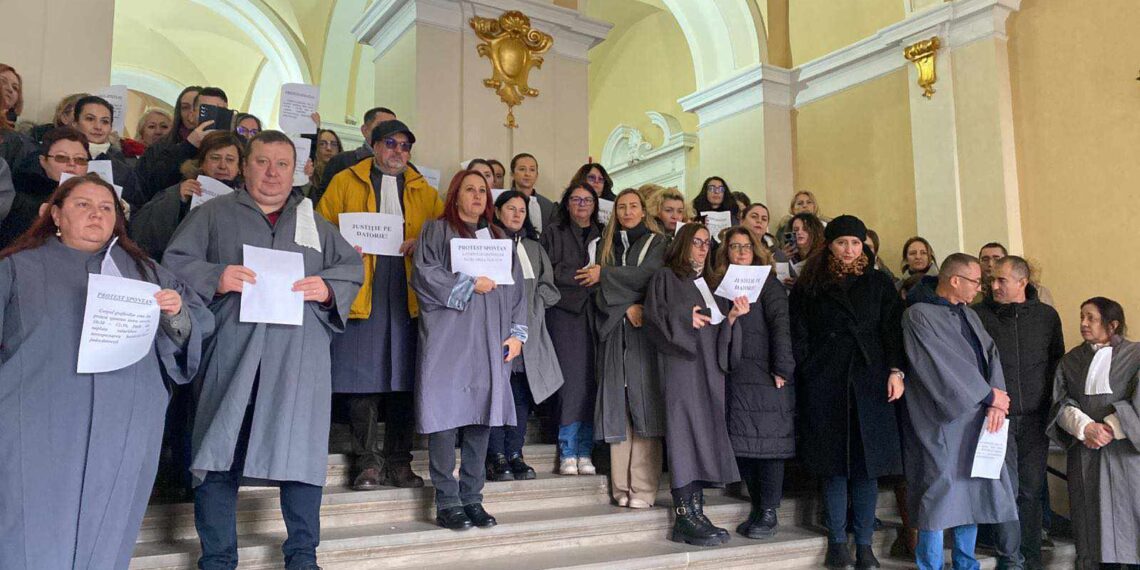 Grefierii din cadrul Judecătoriei Oradea, a Tribunalului Bihor și a Curții de Apel au protestat timp de 2 ore