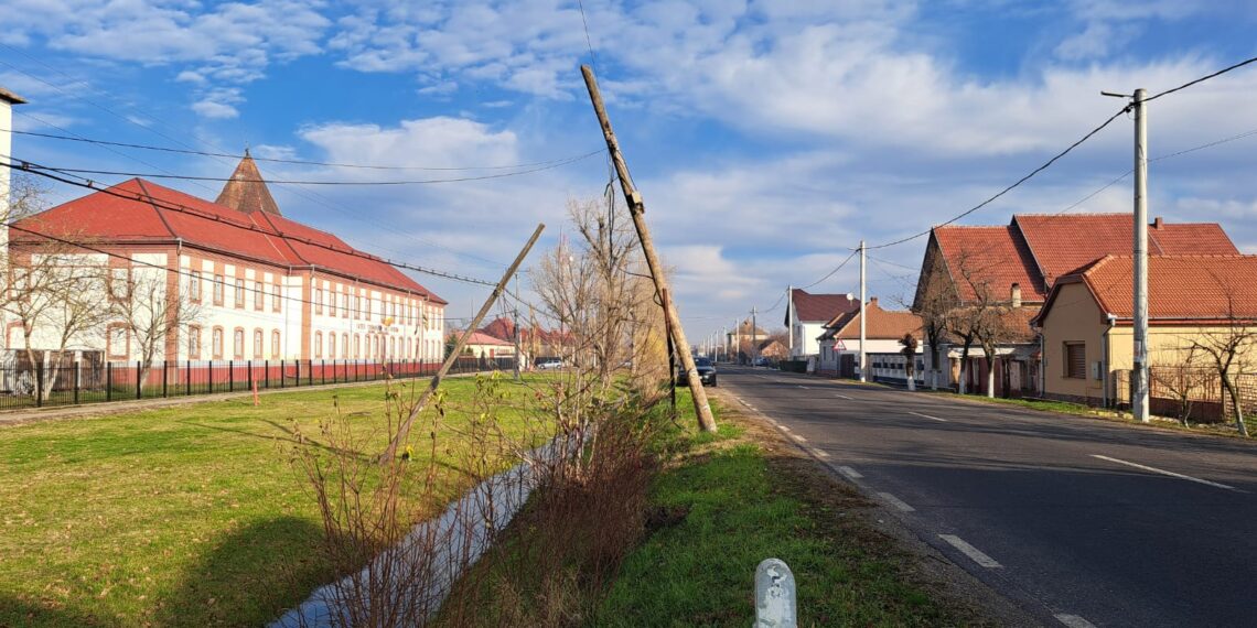 Harta stâlpilor care stau să cadă în Salonta a ajuns la Inspectoratul pentru Situaţii de Urgenţă