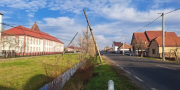 Harta stâlpilor care stau să cadă în Salonta a ajuns la Inspectoratul pentru Situaţii de Urgenţă