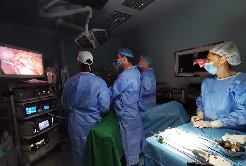 Medicii orădeni au rezolvat cu succes cazul unei fete de 17 ani din Țara Beiușului, care avea o boală foarte rară, un caz la un milion