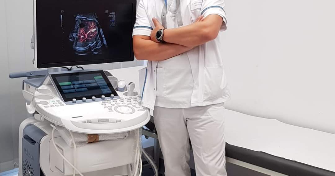 Doctorul Viorel Lazăr-Suciu, intervenție într-o sarcină gemelară cu două placente. Un caz la 1000 de sarcini. Procedeu de injectare intracardiacă a unei substanțe care oprește inima fătului malformat