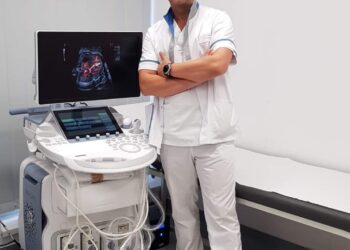 Doctorul Viorel Lazăr-Suciu, intervenție într-o sarcină gemelară cu două placente. Un caz la 1000 de sarcini. Procedeu de injectare intracardiacă a unei substanțe care oprește inima fătului malformat