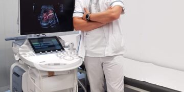 Doctorul Viorel Lazăr-Suciu, intervenție într-o sarcină gemelară cu două placente. Un caz la 1000 de sarcini. Procedeu de injectare intracardiacă a unei substanțe care oprește inima fătului malformat