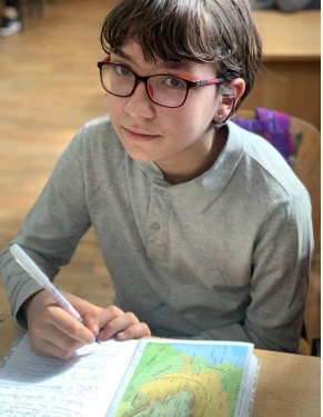 Povestea fetiței din Hinchiriș care a trecut prin 13 operații. Tatiana a fost operată greșit de șase ori.  În țară, singura soluție era amputarea piciorului. Trebuie să ajungă la Viena pentru a primi o nouă orteză