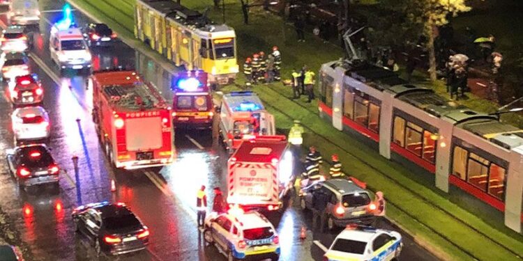 Copilul care a fost scos de sub roțile tramvaiului în Nufărul a trecut prin 3 operații. Mama e imobilizată la pat. Nu au bani  pentru a plăti spitalizarea. Viața lor depinde de generozitatea noastră