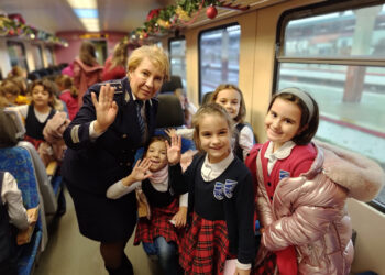 Oaspeți surpriză în Trenul lui Moș Crăciun-polițiștii de prevenție