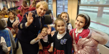 Oaspeți surpriză în Trenul lui Moș Crăciun-polițiștii de prevenție