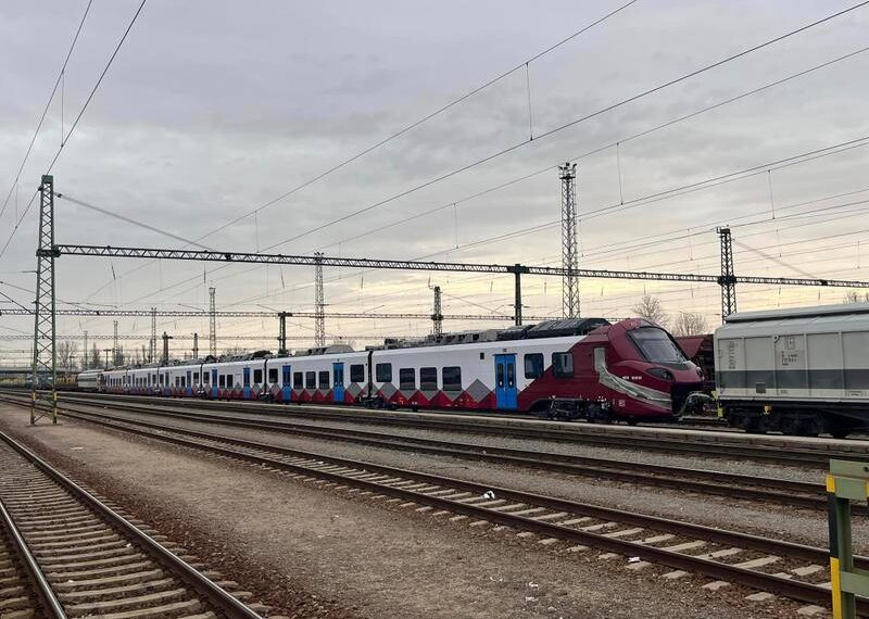 Cum arată primul tren electric cumpărat de România în ultimii 30 de ani, care va circula și pe linia ferată Oradea – Cluj Napoca. Costă 13 milioane de euro