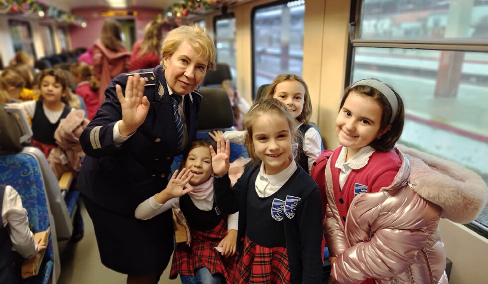 Oaspeți surpriză în Trenul lui Moș Crăciun-polițiștii de prevenție