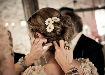 Cele mai spectaculoase coafuri în 2024. Ce coafură să alegem pentru o seară petrecută acasă, cu familia