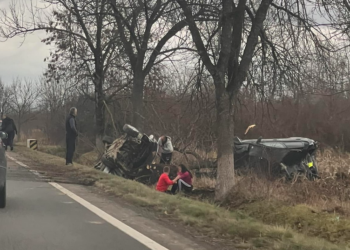 Patru oameni la spital după un accident cu două mașini la Urvind