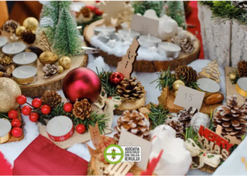 Cadouri artizanale de Crăciun, ornamente din lemn și ceramică, ustensile, bijuterii unicat, turtă dulce