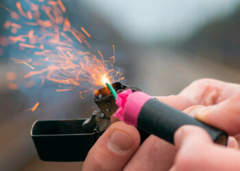 Curtea de Apel Oradea, daune morale de 40.000 euro pentru o tânără orbită parțial de o petardă în noapte de Anul Nou