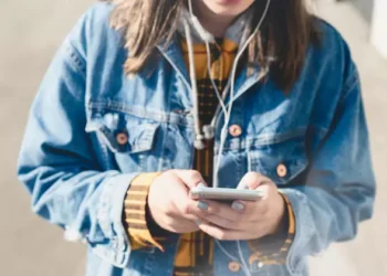 Accesul adolescenţilor la subiectele sensibile va fi blocat