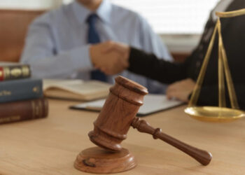 Funcția de procuror este incompatibilă cu cea de speaker la o conferință organizată exclusiv în vederea pregătirii profesionale a avocaților