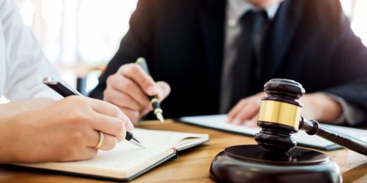 Formularea unei cereri de recuzare, înainte sau după începerea oricăror dezbateri, nu împiedică efectuarea actelor de procedură în continuarea judecăţii