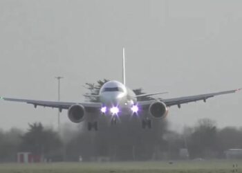 VIDEO. Momentul în care un avion HiSkye, compania care va zbura de la Oradea, e măturat în aer, de un uragan, e hit pe internet 