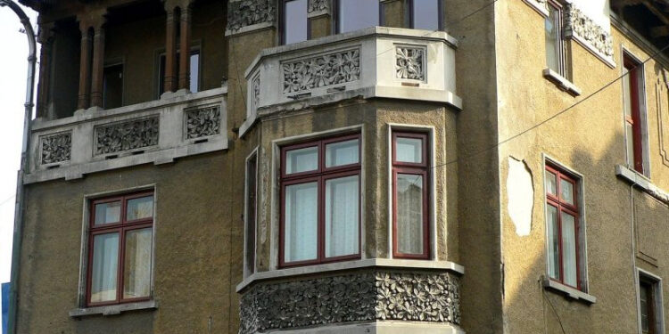 Măsura în care pot beneficia de dispozițiile art. 42 alin. (3) din Legea nr. 10/2001 persoanele care au dobândit calitatea de chiriași după intrarea în vigoare a Legii nr. 112/1995, sau, după caz, ele sunt incidente exclusiv persoanelor care aveau calitatea de chiriaș la data intrării în vigoare a acestei legi | Practică neunitară