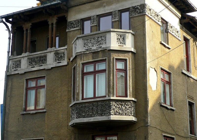 Măsura în care pot beneficia de dispozițiile art. 42 alin. (3) din Legea nr. 10/2001 persoanele care au dobândit calitatea de chiriași după intrarea în vigoare a Legii nr. 112/1995, sau, după caz, ele sunt incidente exclusiv persoanelor care aveau calitatea de chiriaș la data intrării în vigoare a acestei legi | Practică neunitară