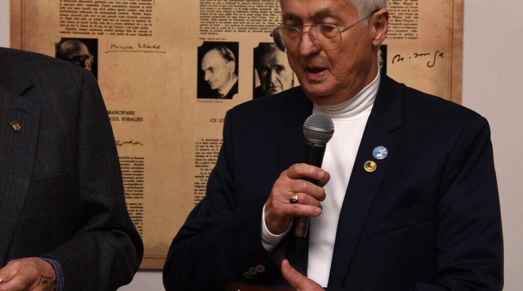 Generalul (r) Cârjan, fostul șef al Poliției Bihor își prezintă comoara. În colecția sa cu cărți rare despre Eminescu se află și o carte vândută cu 3000 dolari, dar și „cartea cea mai mică tipărită vreodată în Țara Românească”