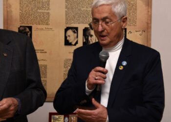 Generalul (r) Cârjan, fostul șef al Poliției Bihor își prezintă comoara. În colecția sa cu cărți rare despre Eminescu se află și o carte vândută cu 3000 dolari, dar și „cartea cea mai mică tipărită vreodată în Țara Românească”