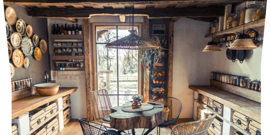 Cele mai frumoase case tradiționale din România scoase la vânzare în care te poți muta mâine. Una e la Bălnaca