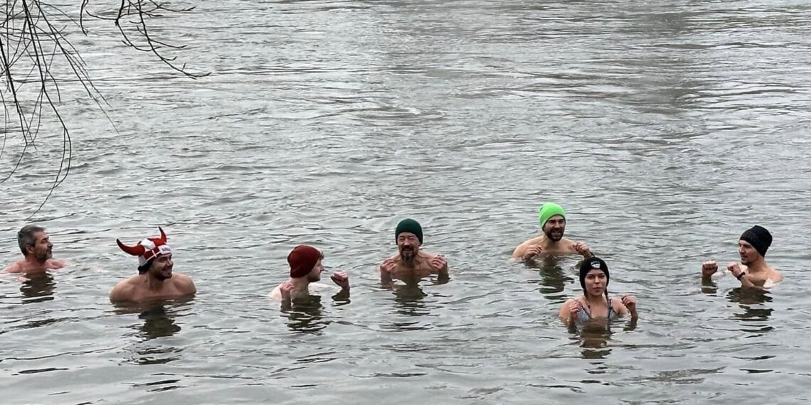 Baie în Criș la -4 grade C. De ce își testează astfel limitele sportivii orădeni