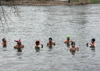 Baie în Criș la -4 grade C. De ce își testează astfel limitele sportivii orădeni