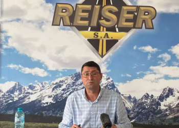 Ținea șpaga în frigider. Directorul unei societăți pentru lucrări de drumuri și poduri și un om de afaceri, reținuți pentru luare și dare de mită