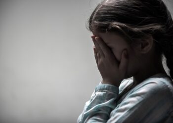 Un cunoscut executor judecătoresc și soția sa, acuzați că și-au batjocorit fiica de 9 ani