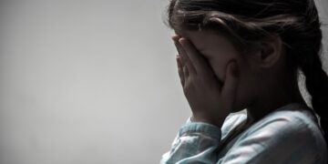 Un cunoscut executor judecătoresc și soția sa, acuzați că și-au batjocorit fiica de 9 ani