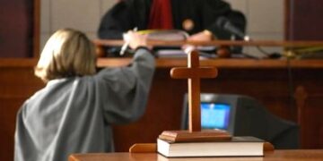 Soluţionarea cererilor prin care se solicită de către reclamanţii având funcţia de grefieri cu studii superioare, acordarea indemnizaţiei de instalare | Practică neunitară