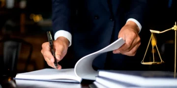 O clauză dintr-un contract de prestări de servicii juridice încheiat între un avocat și un consumator prin care se stabilește prețul pe baza unui tarif orar, fără a cuprinde alte precizări, nu îndeplinește cerința de a fi clară și inteligibilă | Decizia CJUE