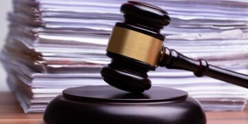 Măsurile pentru finalizarea procesului de restituire, în natură sau prin echivalent, a imobilelor preluate în mod abuziv în perioada regimului comunist în România, astfel cum au fost modificate prin Legea nr. 219/2020  şi-au încetat efectele şi nu mai pot constitui temei juridic pentru cauzele aflate pe rolul instanţelor judecătoreşti având ca obiect decizii de compensare emise anterior intrării în vigoare a legii modificate | Jurisprudență ÎCCJ