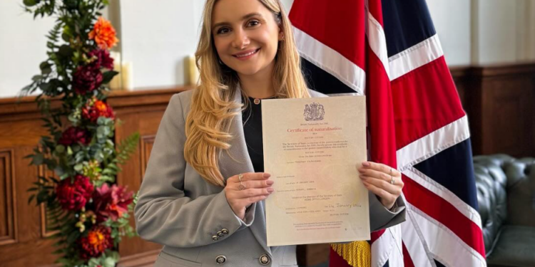 Orădeanca, lider al generației de absolvenți 2015, a devenit cetățean britanic. A dublat sute de personaje de desene animate. A fost și Barbie