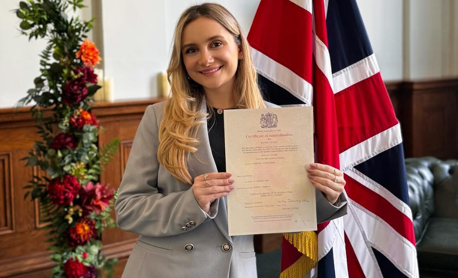 Orădeanca, lider al generației de absolvenți 2015, a devenit cetățean britanic. A dublat sute de personaje de desene animate. A fost și Barbie