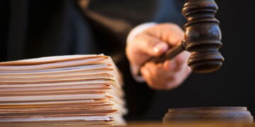 În cazul acţiunii în revendicare imobiliară a unui bun proprietate comună pe cote-părţi Codul civil instituie o excepţie de la opozabilitatea hotărârii judecătoreşti | Jurisprudență ÎCCJ