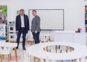 Primarul din Bihor care a avut un tête-à-tête cu premierul Ciolacu. E primarul exponențial al PSD Bihor care a dat teren pentru 1000 de tineri care au vrut să se întoarcă acasă din străinătate