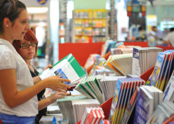 Se caută profesori care să evalueze proiectele de manuale școlare pentru clasele primare și gimnaziale