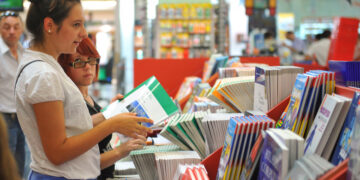 Se caută profesori care să evalueze proiectele de manuale școlare pentru clasele primare și gimnaziale